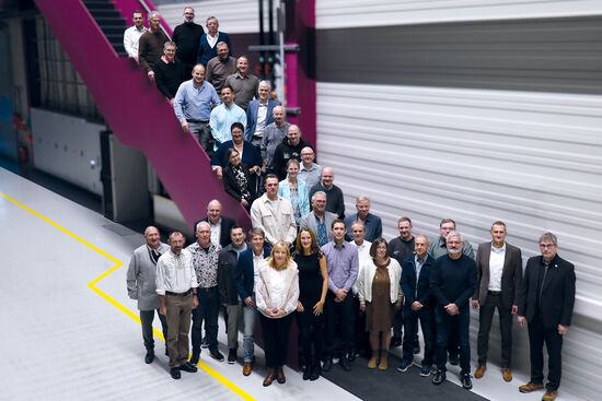 Mitarbeitende mit einer beeindruckenden Betriebszugehörigkeit von 10 bis 40 Jahren wurden im Rahmen der traditionellen Jubilarfeier von LEUCO geehrt, beschenkt und mit Urkunden ausgezeichnet. Zudem wurden elf langjährige Mitarbeiter feierlich in den wohlverdienten Ruhestand verabschiedet.
Die Vorstände Daniel Schrenk (unten rechts), Frank Seifer (zweiter von rechts unten) und Roland Günther (vierter von links unten) nahmen die Ehrungen vor.